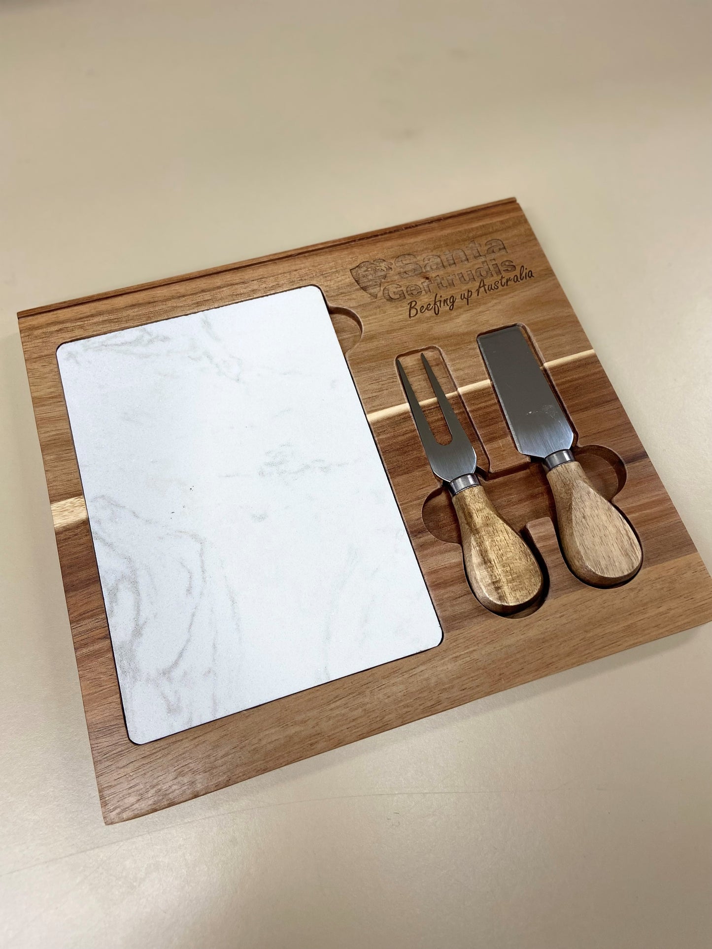 Santa Gertrudis Cheeseboard & Knife Set